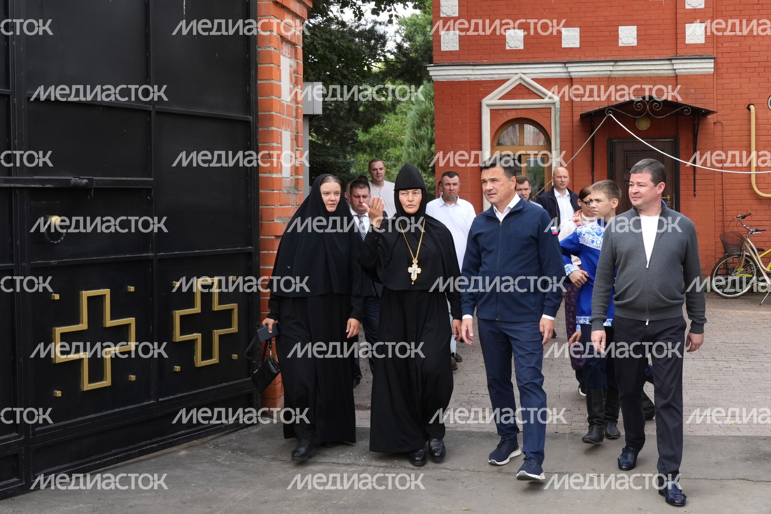 Андрей Воробьев поздравил настоятельницу и воспитанниц Покровского женского монастыря Андрей Воробьев поздравил настоятельницу и воспитанниц Покровского женского монастыря