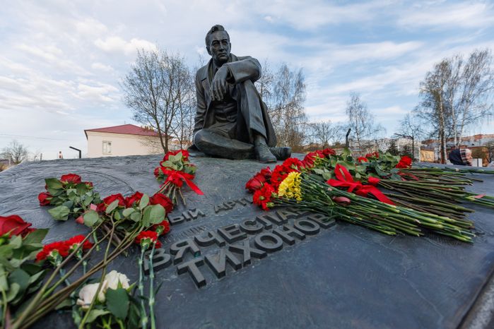 Памятник актеру Вячеславу Тихонову в Павловском Посаде