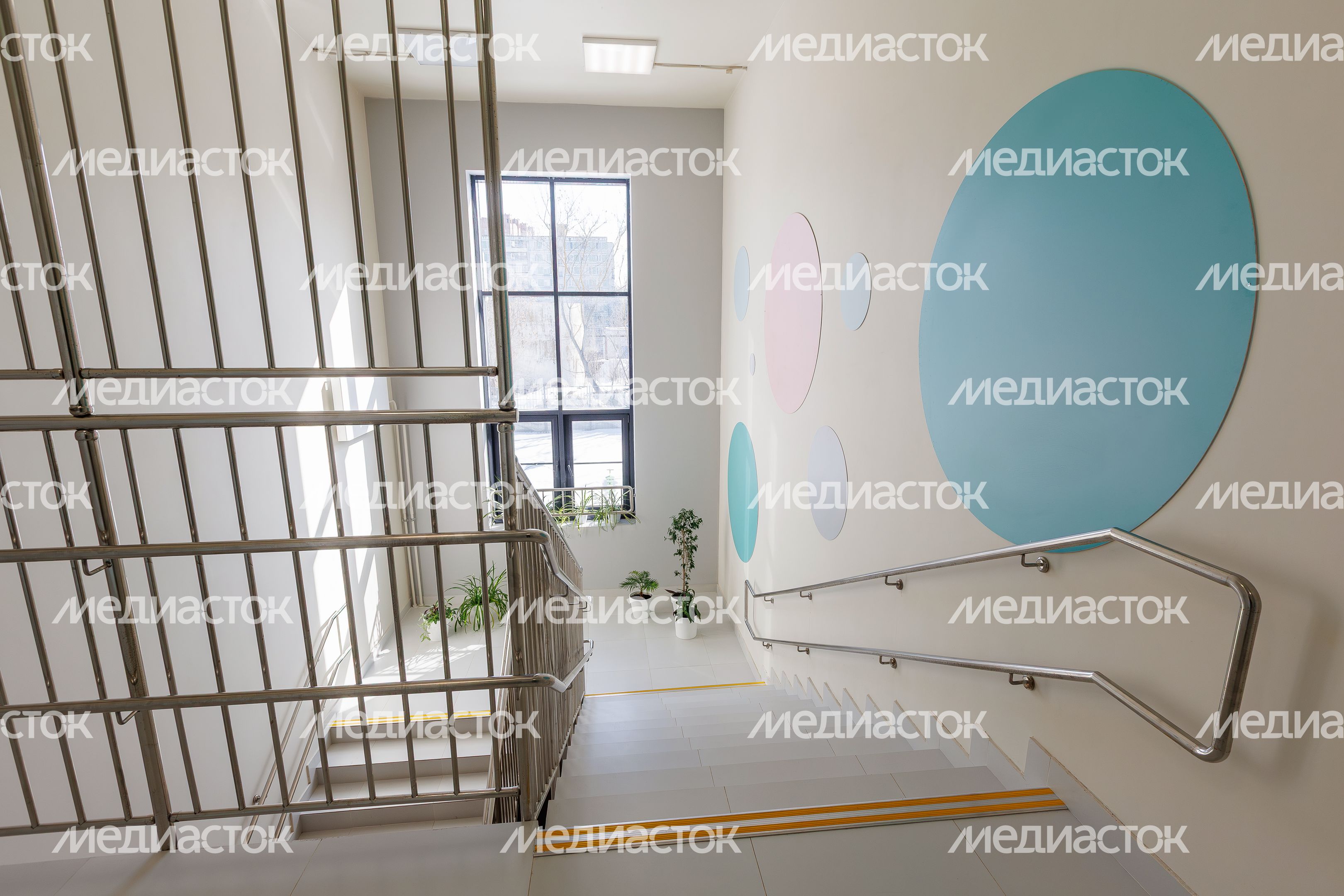 Лестница в новом детском саду «Островок» в Мытищах Лестница в новом детском саду «Островок» в Мытищах