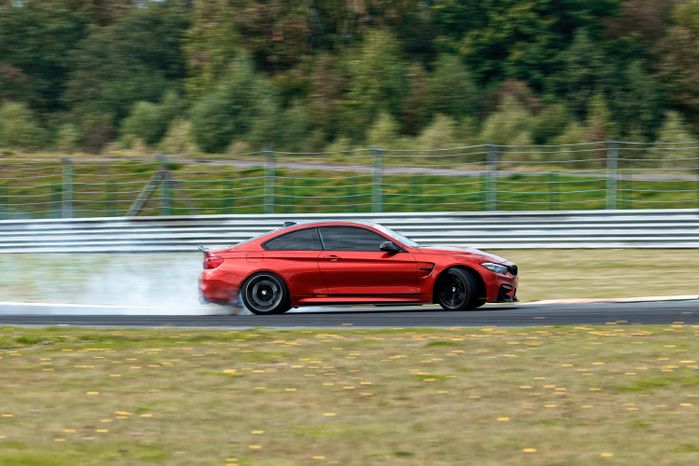 Дрифт-гонка автомобилей по автодрому Moscow Raceway на фестивале «Дрифт Экспо» в Волоколамске