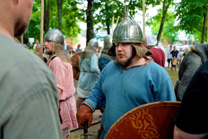 Показательный бой рыцарей на Фестивале исторической реконструкции «Наследие предков-2026» в Раменском парке