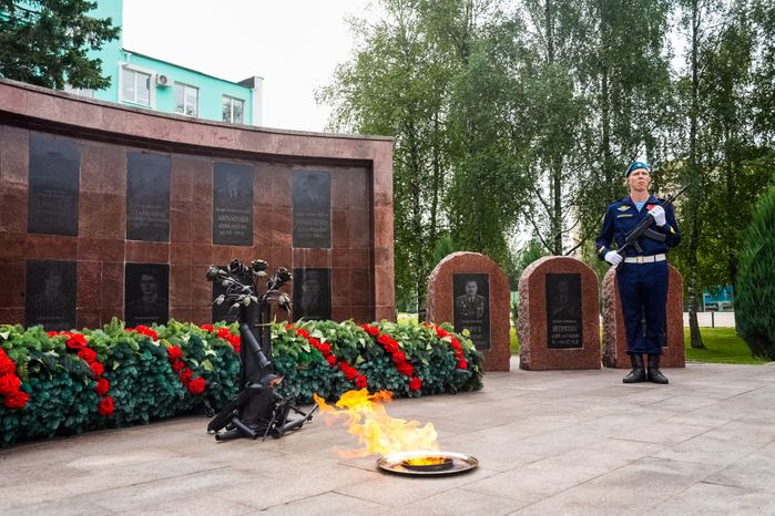 Губернатор возложил цветы к мемориалу погибших разведчиков 45-й отдельной бригады ВДВ
