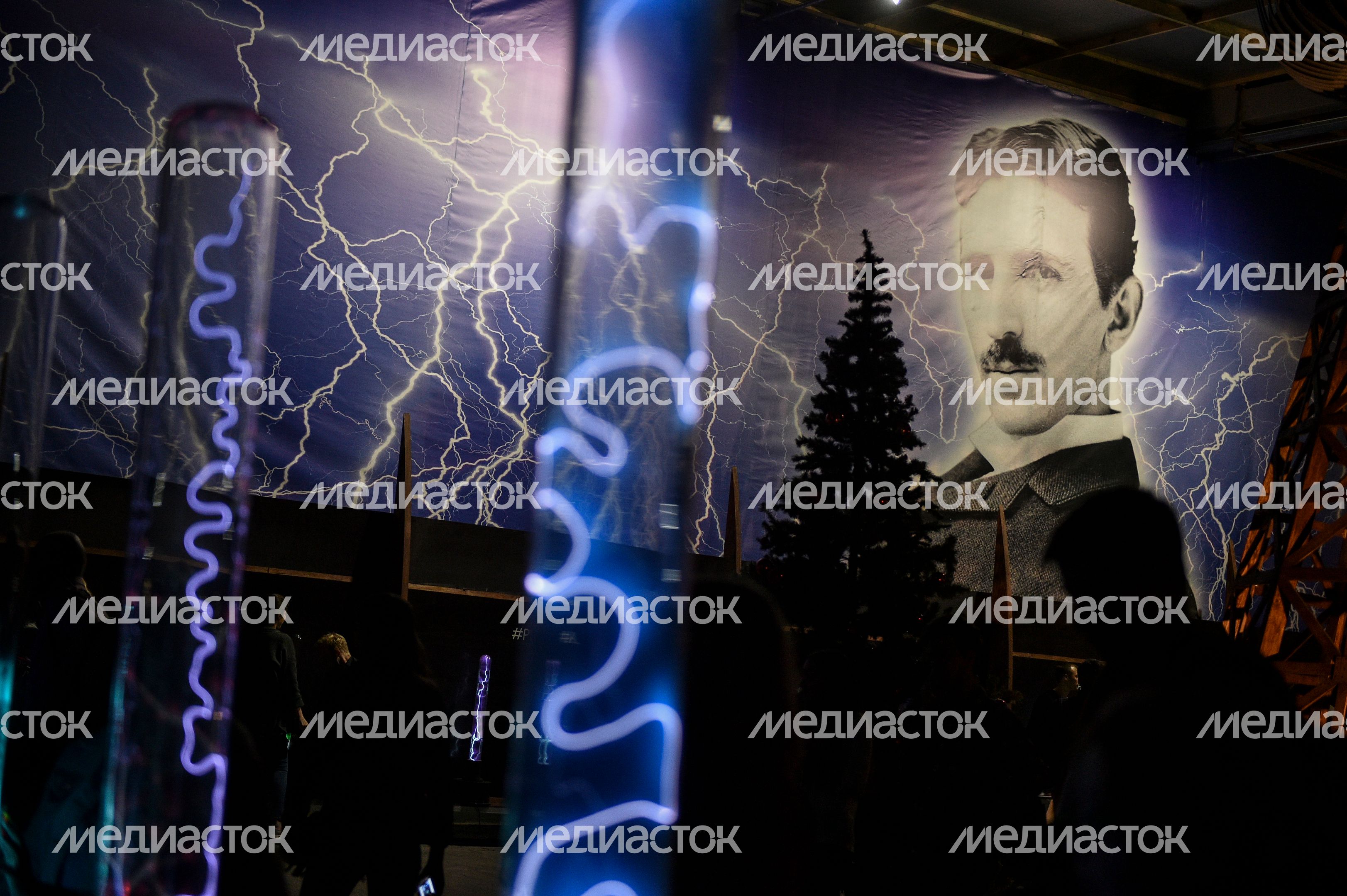 Тесла-шоу в Научно-развлекательном центре «Тесла-Холл» в Москве Тесла-шоу в Научно-развлекательном центре «Тесла-Холл» в Москве