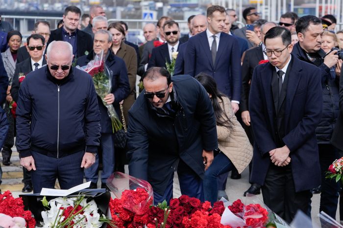 Главы и сотрудники дипмиссий возложили цветы к мемориалу у «Крокус Сити Холла»
