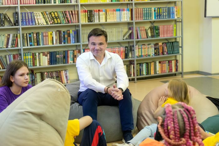 Андрей Воробьев пообщался с детьми участников СВО в подмосковном лагере "Литвиново"