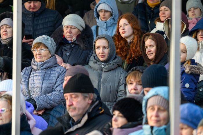 Зрители фестиваля фигурного катания «Хрустальный лед» в Центральном парке культуры и отдыха Пушкино