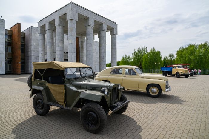 Ночь в музее: выставка ретроавтомобилей у мемориального музея В.И. Ленина в музее-заповеднике «Горки Ленинские»
