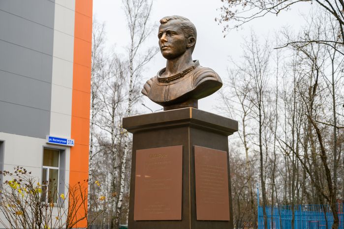 Бюст Ю.А. Гагарина у лицея №14 в Щелково