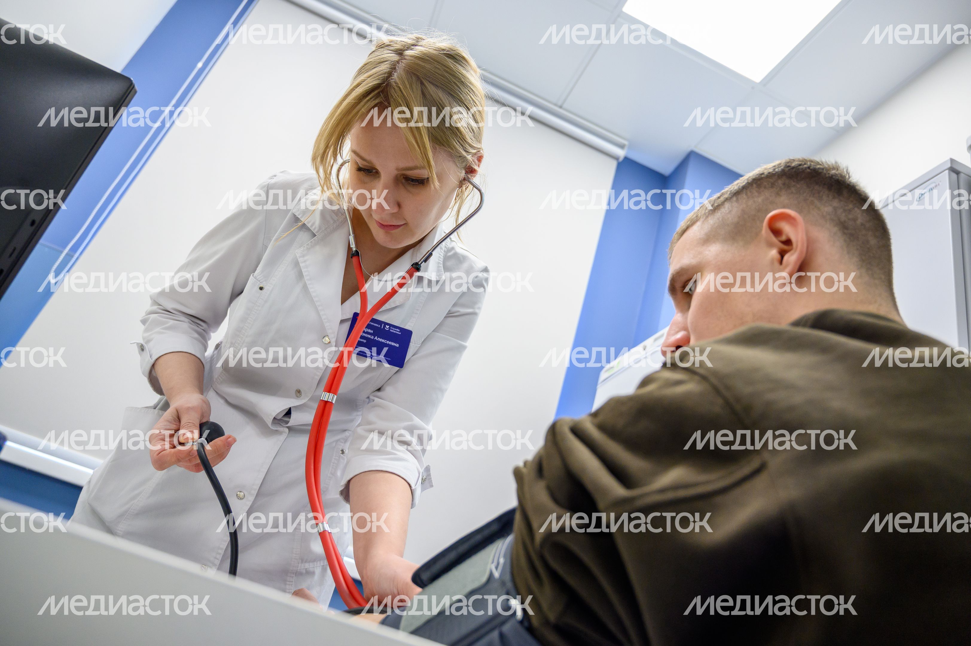 Пациент на приеме у врача в новой поликлинике поселка Октябрьский округа Люберцы Пациент на приеме у врача в новой поликлинике поселка Октябрьский округа Люберцы
