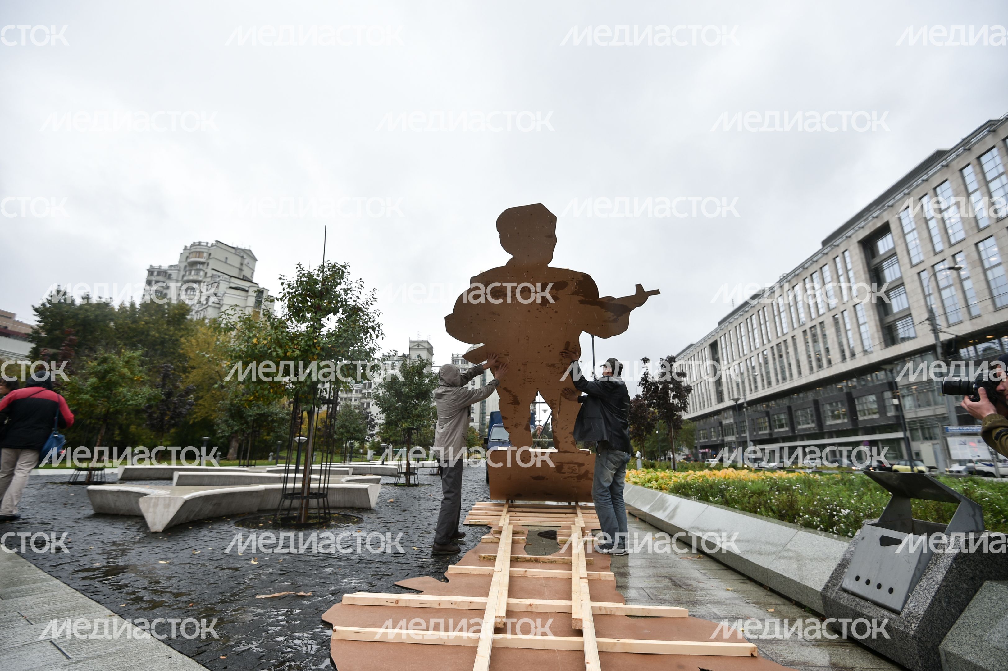 Макет памятника конструктору Михаилу Калашникову