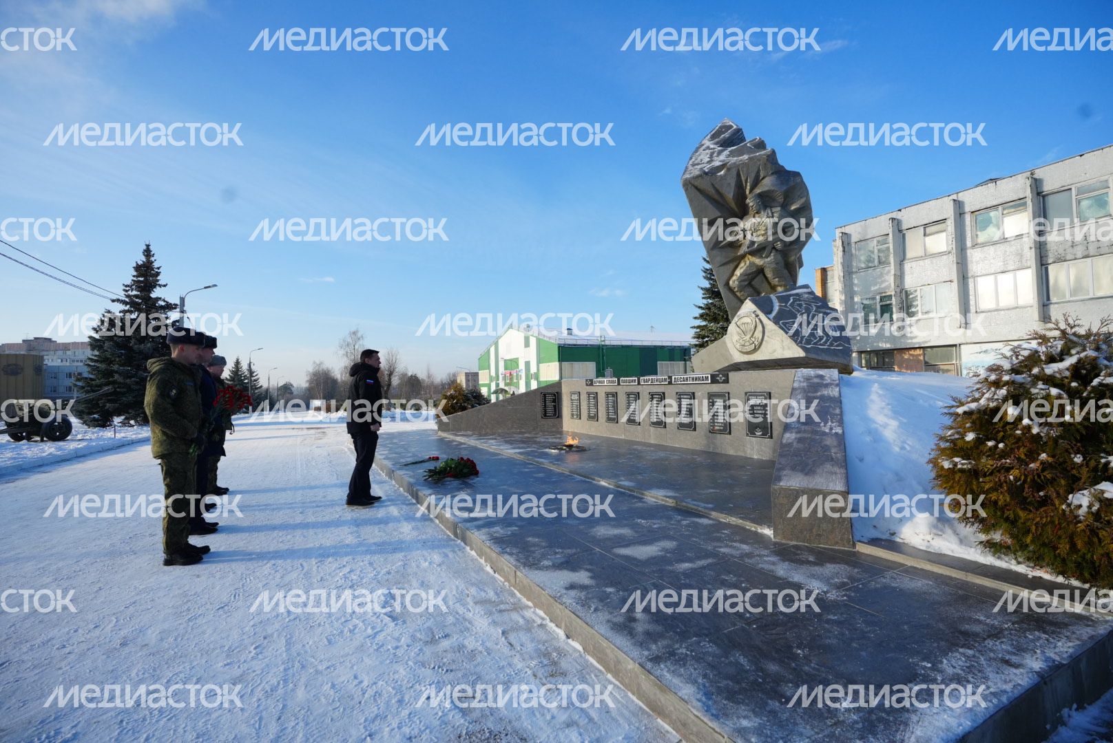 Возложение цветов к мемориалу погибших десантников Губернатором Подмосковья