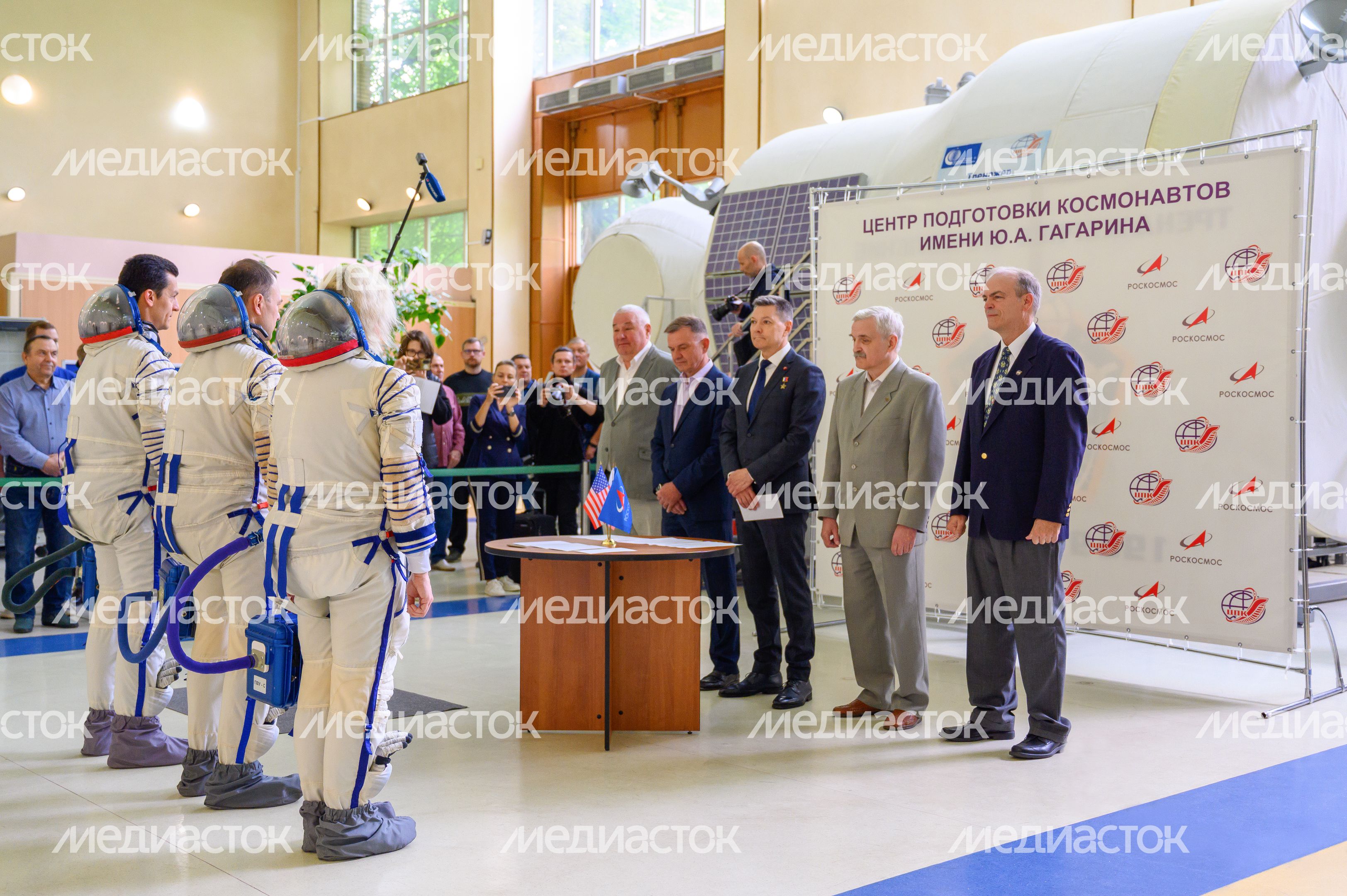 Дублирующий экипаж космонавтов МКС-75 на комплексной тренировке в Звездном городке