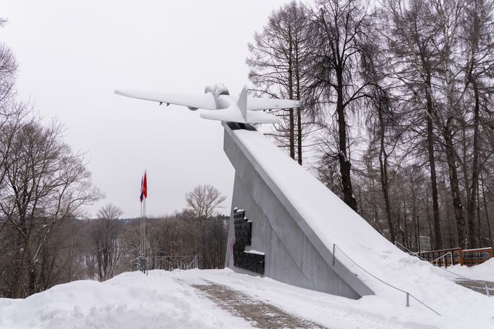 Памятник защитникам города в Истринском городском парке зимой