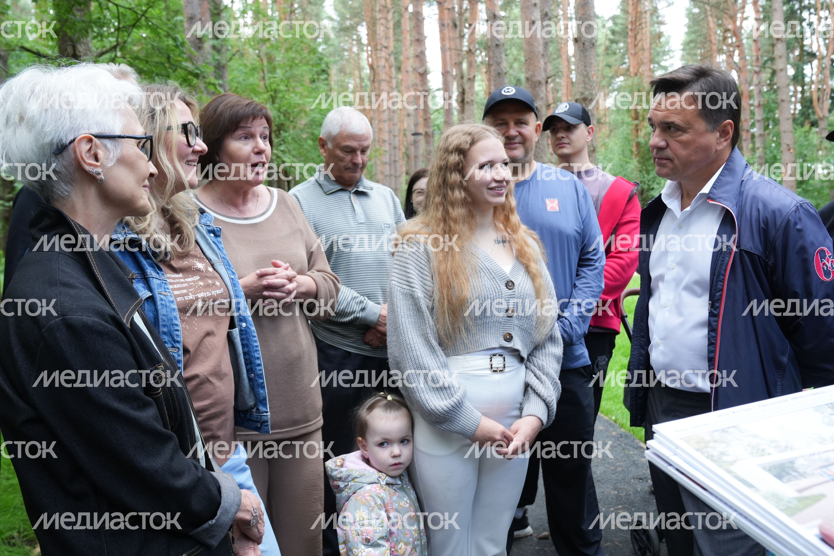 Андрей Воробьев проверил ход благоустройства лесопарка "Массовка" в Дедовске
