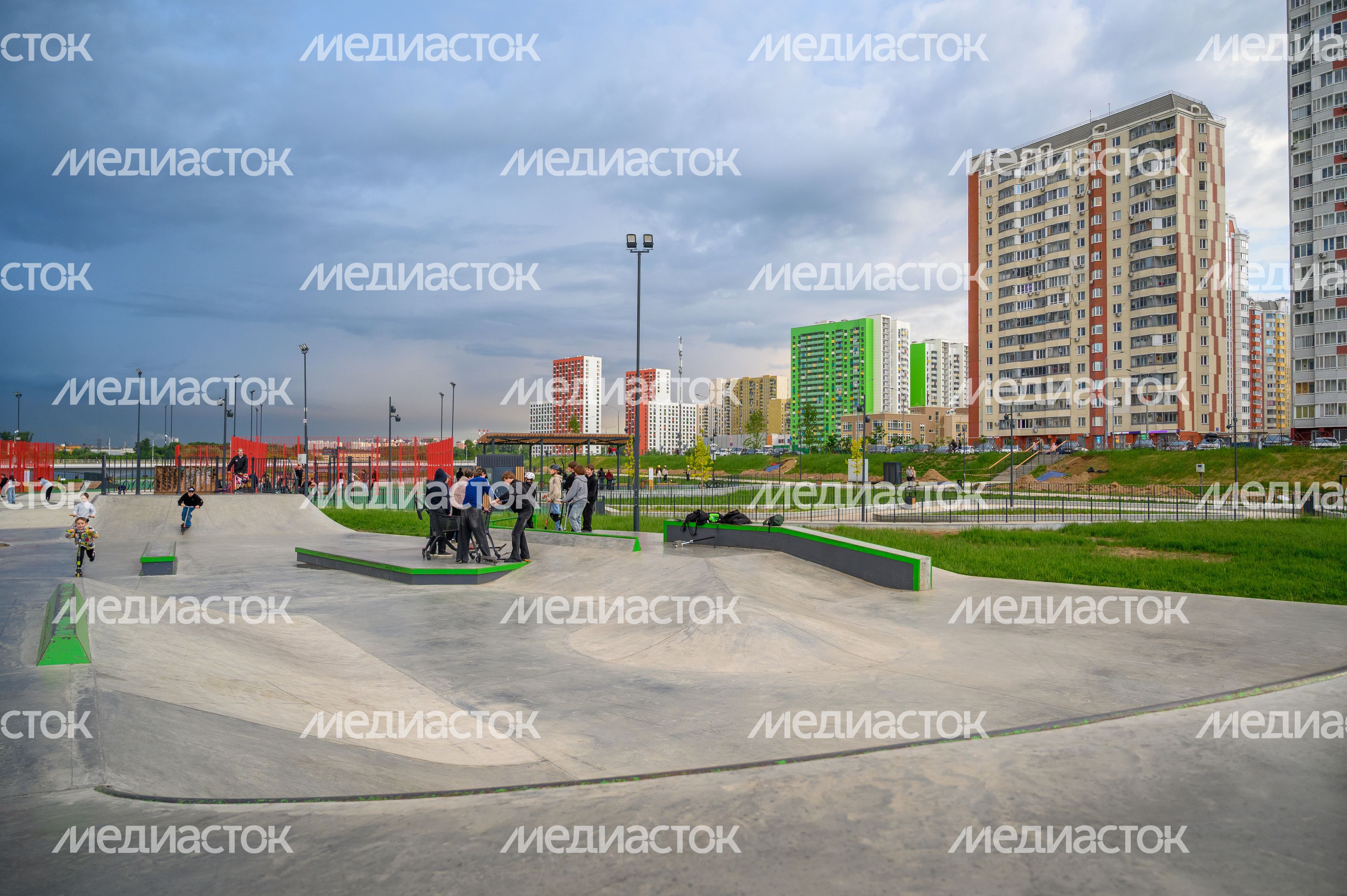 Скейт-площадка в парке «Дружба» у озера Черное в микрорайоне Зенино в Люберцах Скейт-площадка в парке «Дружба» у озера Черное в микрорайоне Зенино в Люберцах