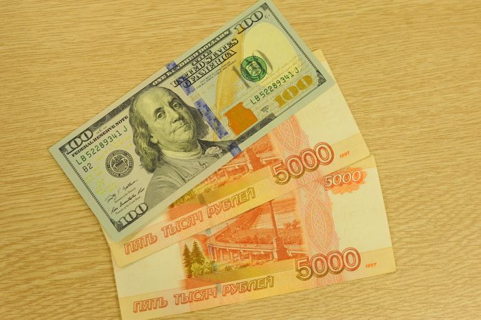 Денежные купюры долларов США и рублей