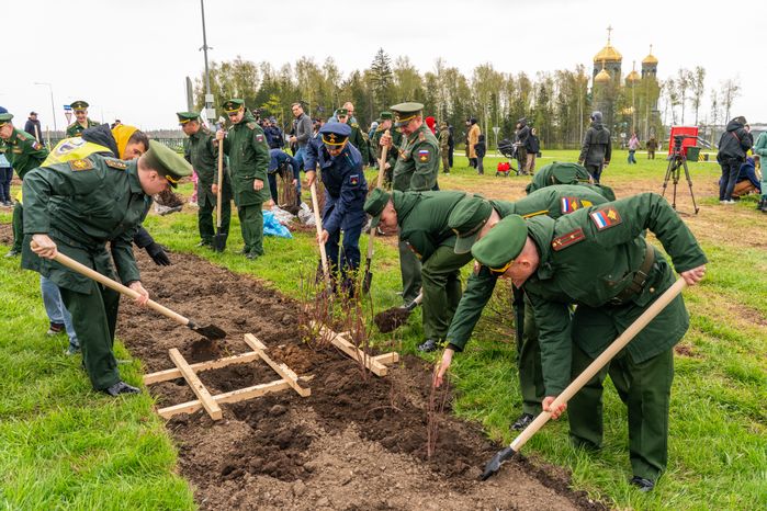 Торжественная высадка масштабного геоглифа к 80-летию Победы
