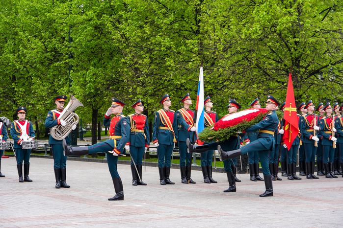 Участники специальной военной операции с детьми возложили цветы к Могиле Неизвестного Солдата
