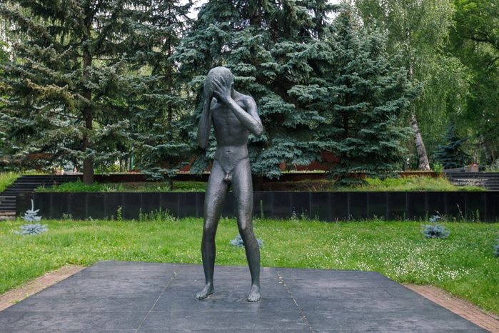 Памятник «Скорбящий мальчик» в сквере Победы города Дзержинский