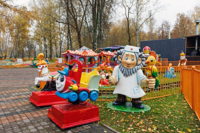 Аттракционы в городском парке культуры и отдыха г. Ивантеевка осенью