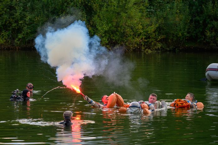 Тренировка космонавтов по действиям после посадки на водную поверхность в Ногинском спасательном центре МЧС России