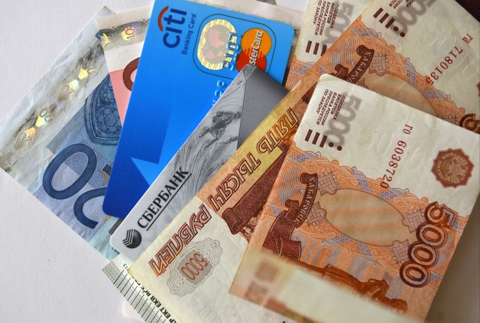 Денежные купюры евро и рублей