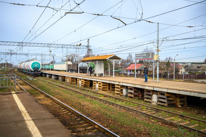 Железнодорожная станция МЦД Белые Столбы в городе Домодедово осенью