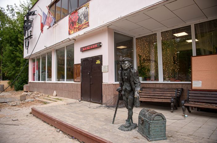 Летние виды памятника Пирату Сильверу в Долгопрудном