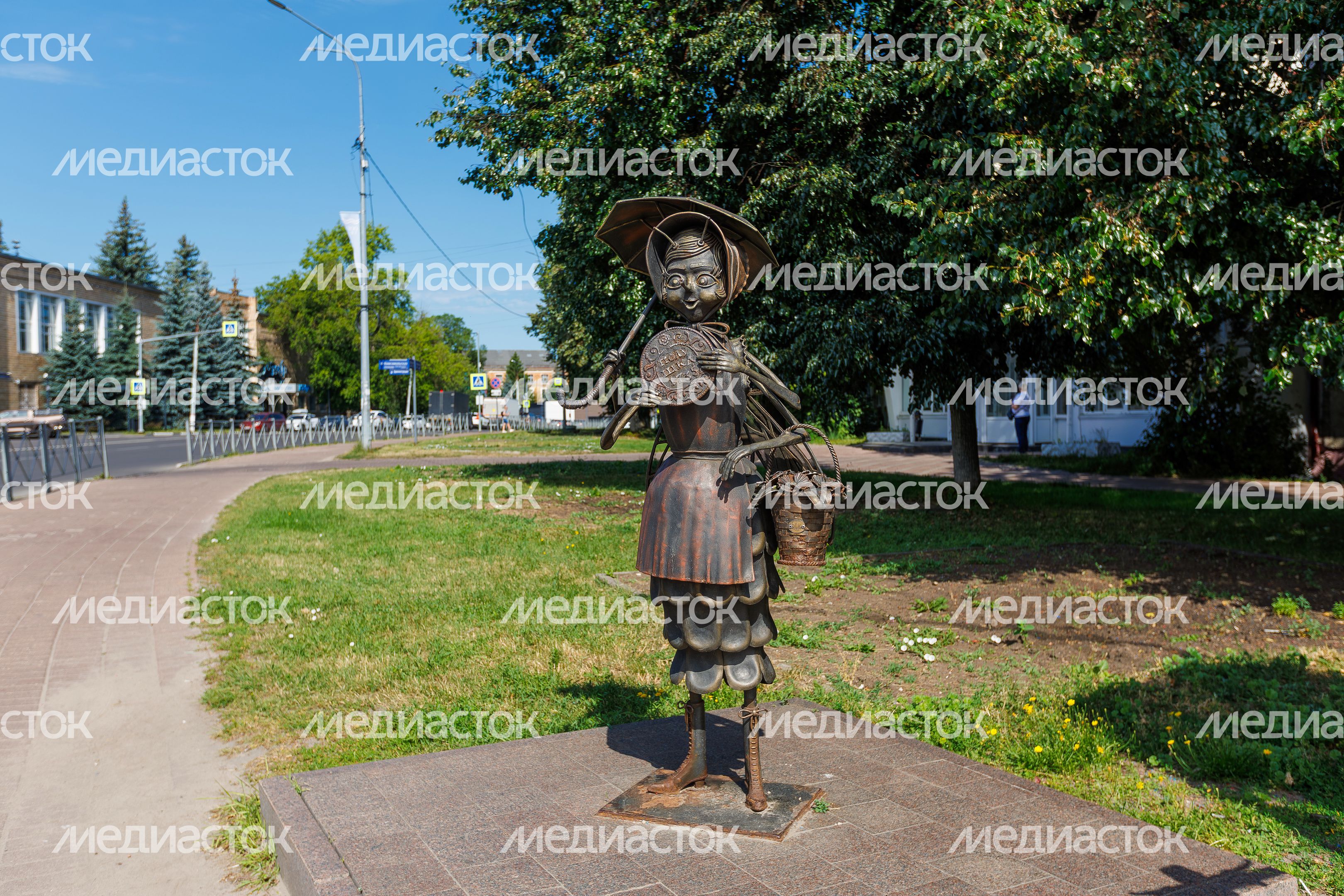 Жанровая скульптура «Муха-Цокотуха» на улице Михалевича в Раменском Жанровая скульптура «Муха-Цокотуха» на улице Михалевича в Раменском