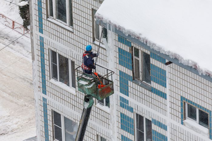 Очистка крыши многоквартирного дома на улице Чайковского в Лобне от сосулек