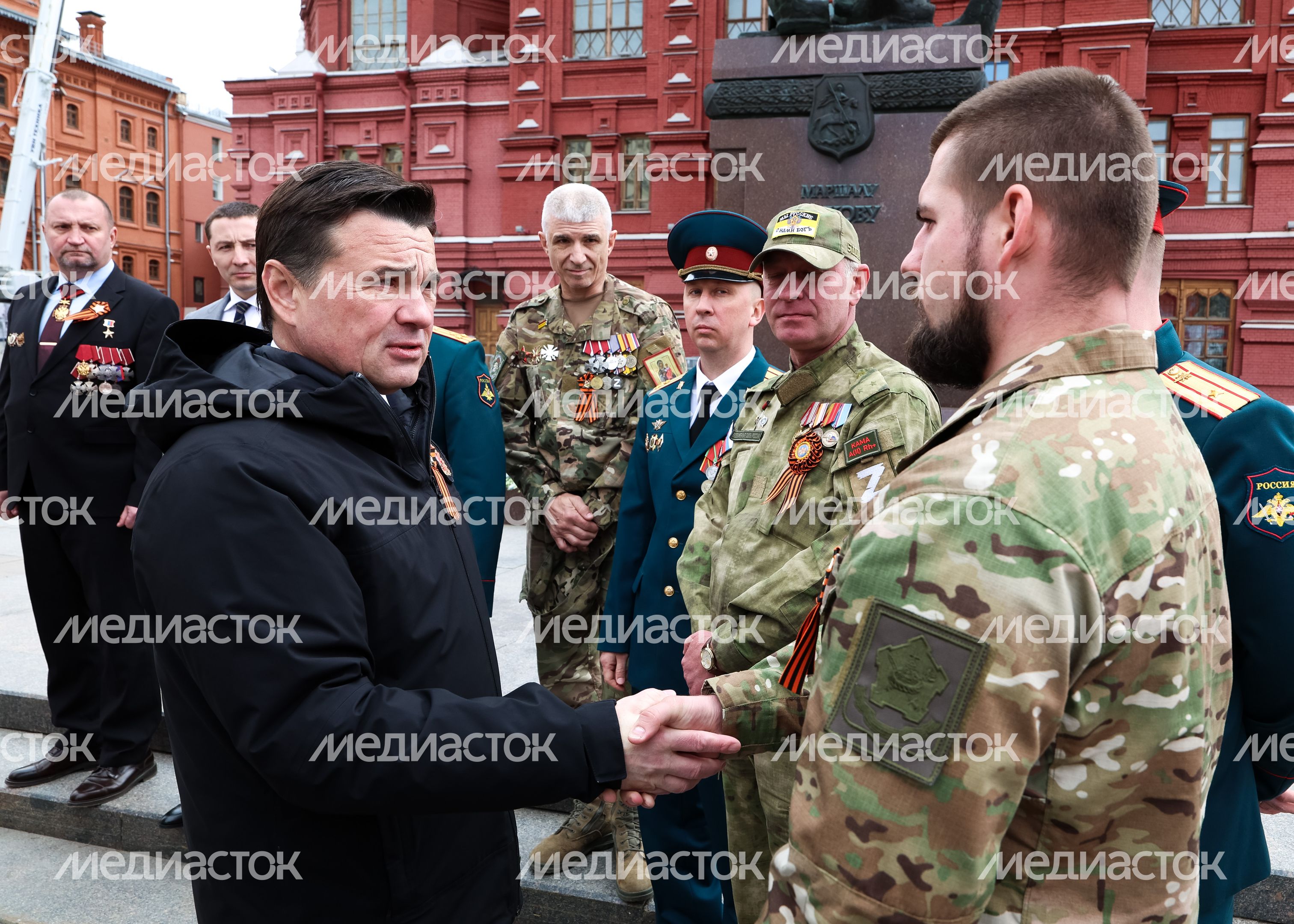 Андрей Воробьев вместе с участниками СВО возложил венок и цветы к Могиле Неизвестного Солдата Андрей Воробьев вместе с участниками СВО возложил венок и цветы к Могиле Неизвестного Солдата