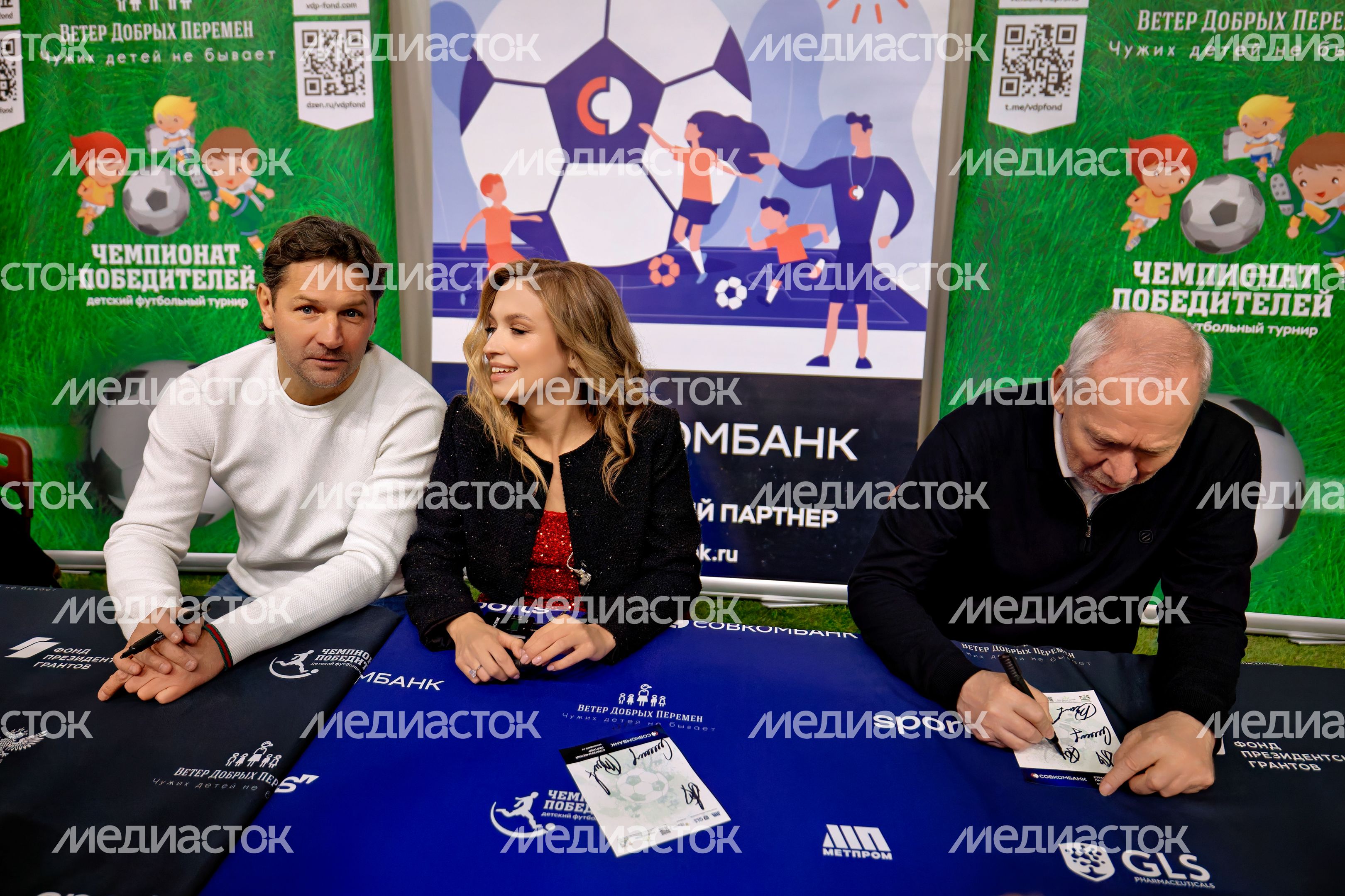 Прославленные футболисты стали гостями футбольного фестиваля «Чемпионат победителей» Прославленные футболисты стали гостями футбольного фестиваля «Чемпионат победителей»