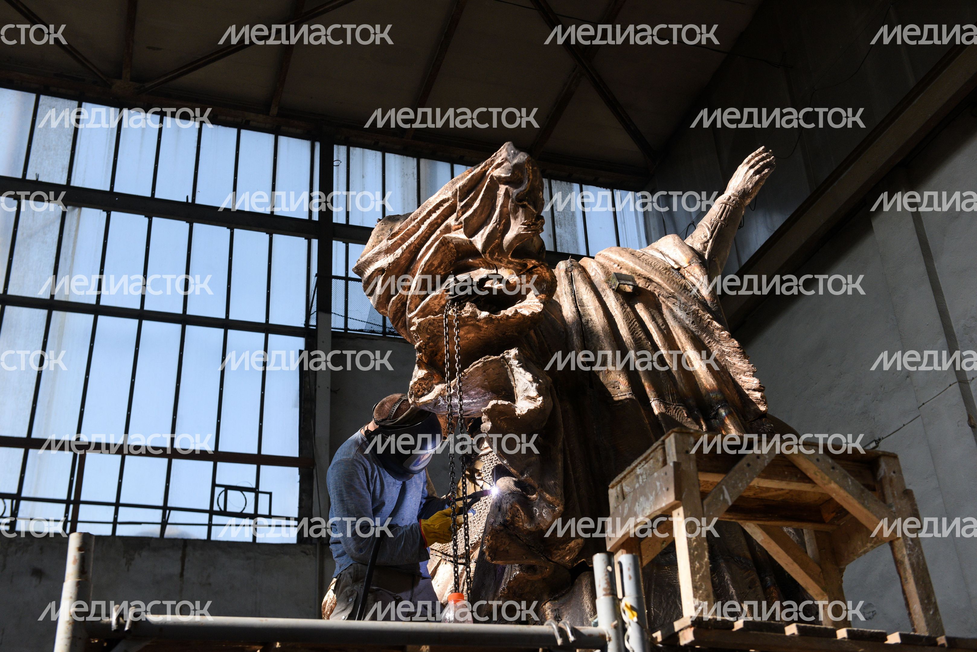 Сборка мемориала «Князь Александр Невский с дружиной» в Химках