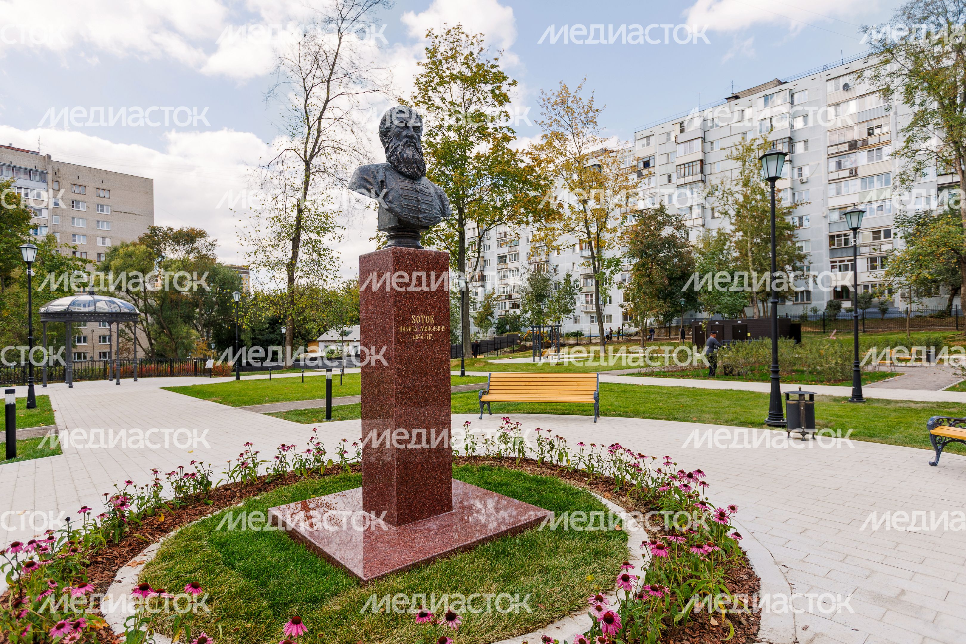 Бюст первому учителю Петра I Никите Моисеевичу Зотову в сквере усадьбы Лыткарино Бюст первому учителю Петра I Никите Моисеевичу Зотову в сквере усадьбы Лыткарино