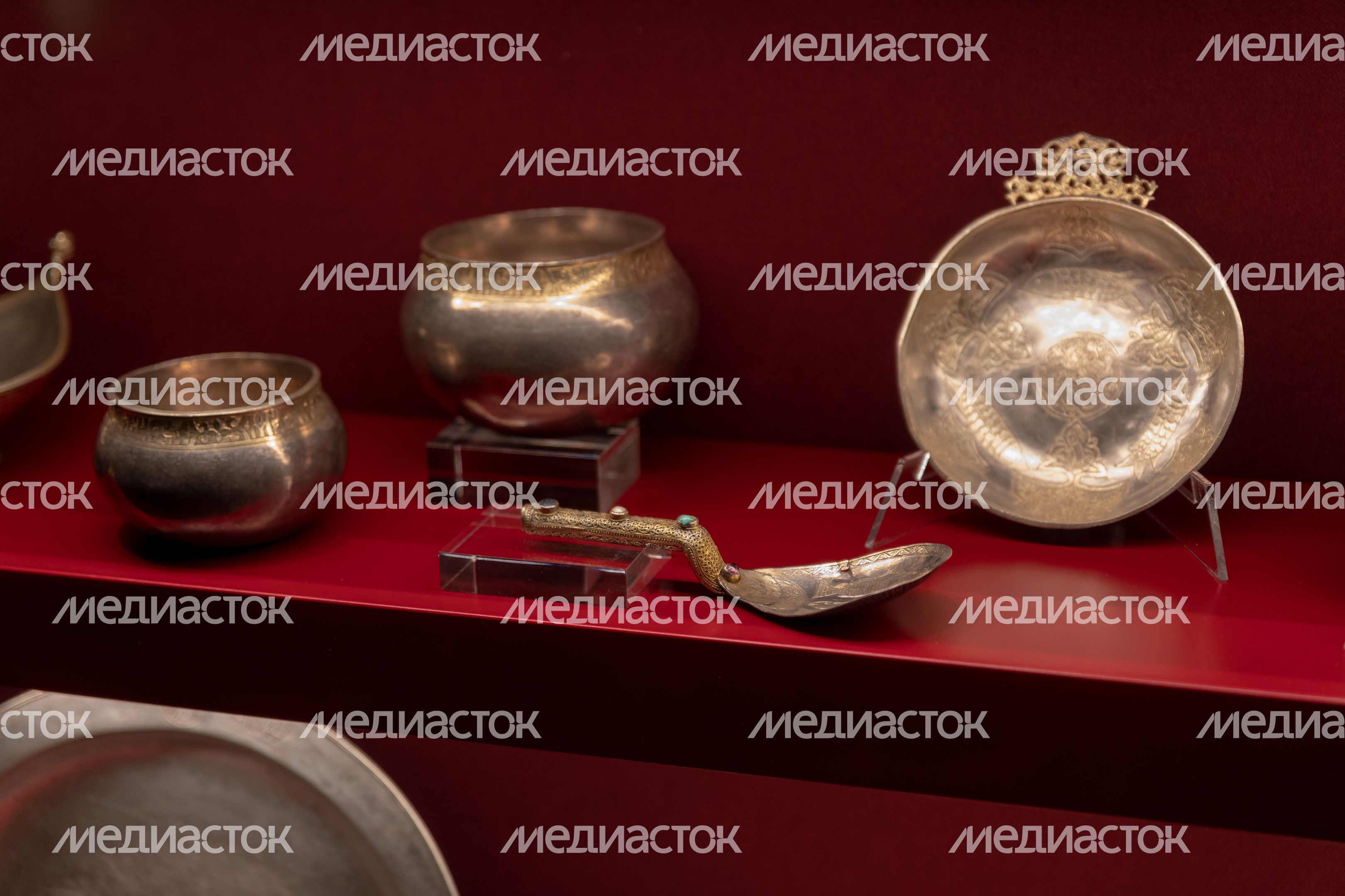 Ризница. Экспозиция Реликвия и сокровища Троице-Сергиева монастыря XI-XVII веков Ризница. Экспозиция Реликвия и сокровища Троице-Сергиева монастыря XI-XVII веков