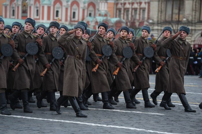 Торжественный марш в честь парада 1941 года на Красной площади в Москве