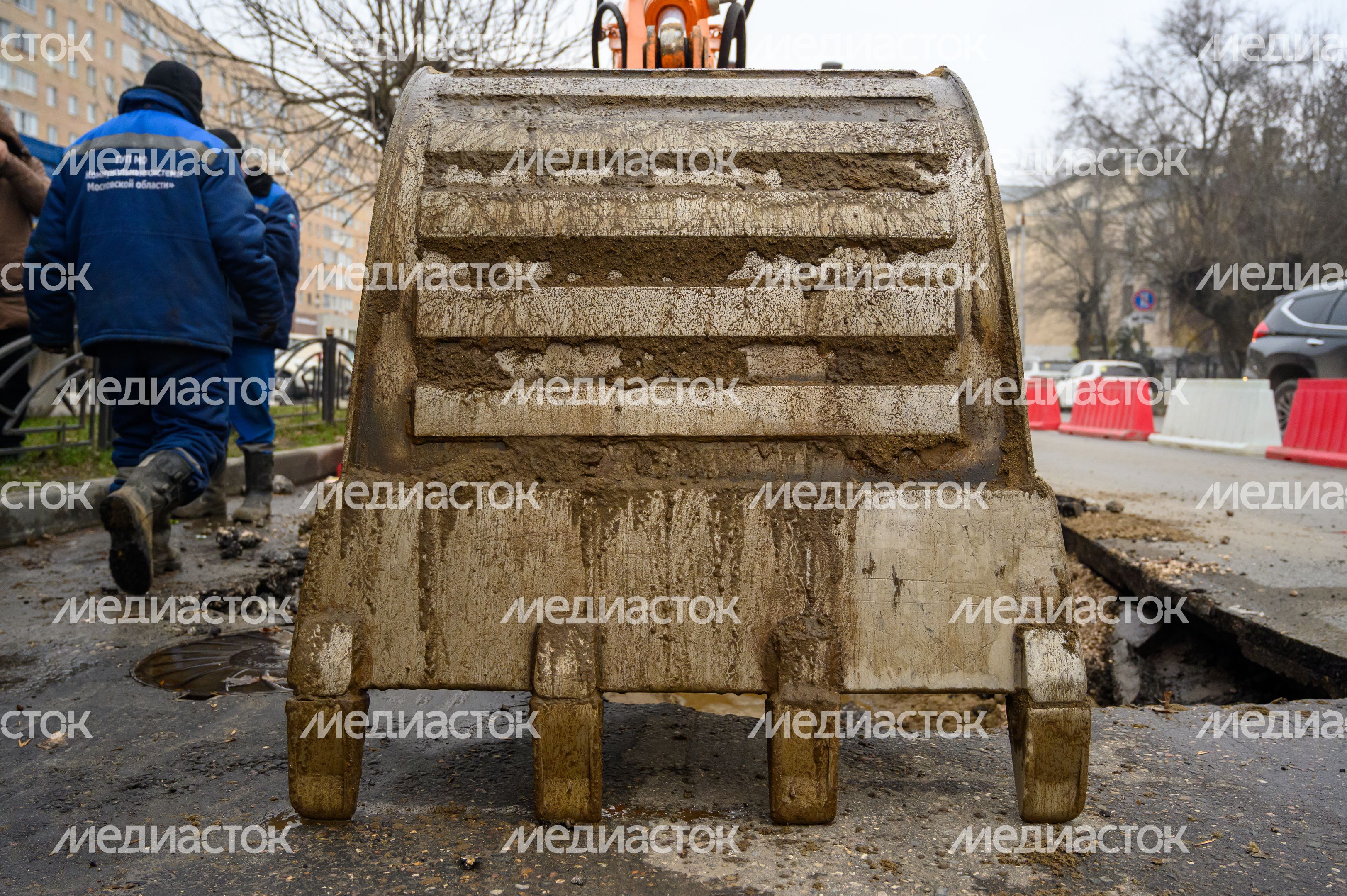 Рабочие Мособлводоканала укладывают асфальт в Орехово-Зуево после ремонта водопровода Рабочие Мособлводоканала укладывают асфальт в Орехово-Зуево после ремонта водопровода