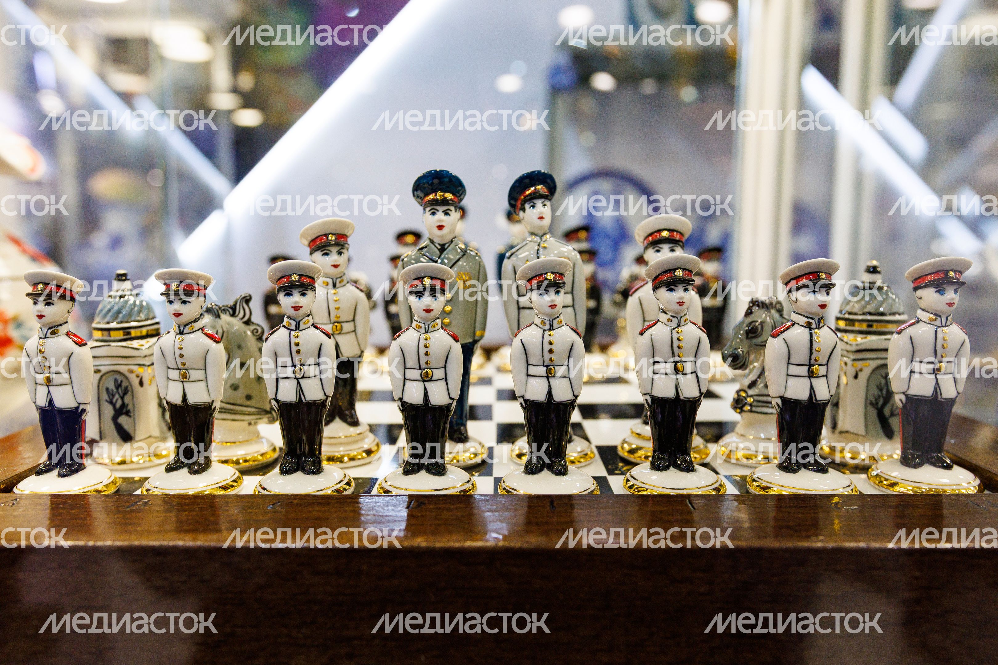 Сувениры народных промыслов Подмосковья – керамические шахматы – на выставке-ярмарке «Ладья»