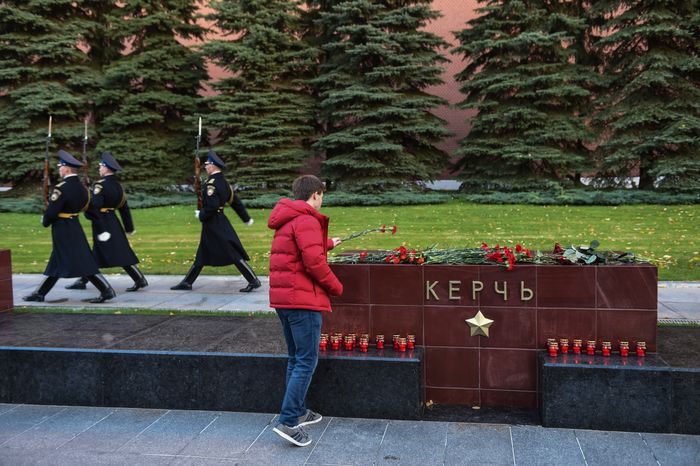 Возложение цветов к мемориалу города Керчь в Москве