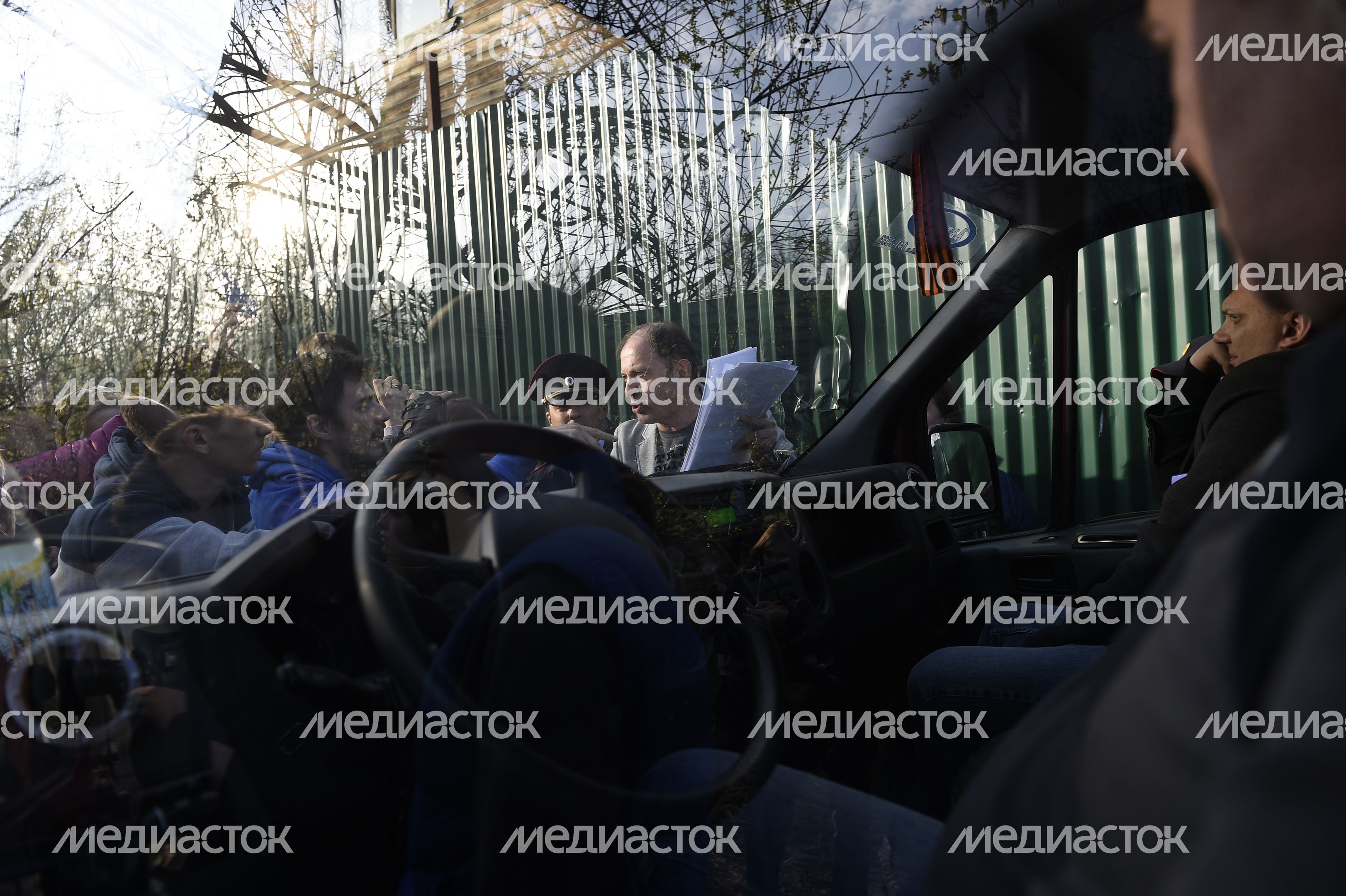 Зоозащитники собрались у приюта «Эко Вешняки» в Москве Зоозащитники собрались у приюта «Эко Вешняки» в Москве