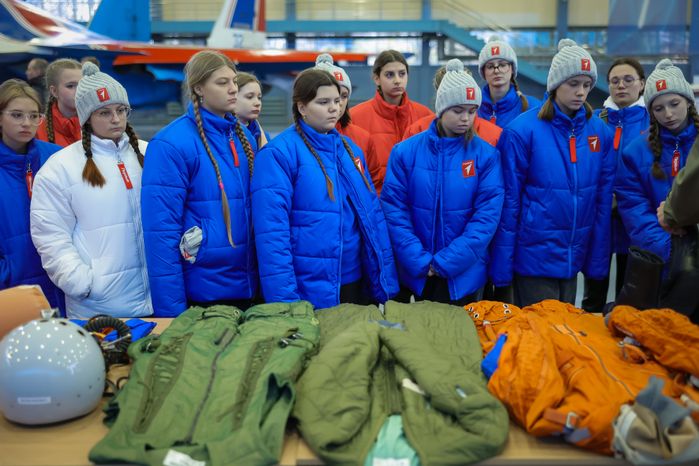Активисты "Движения первых" встретились с участниками пилотажных групп "Стрижи" и "Русские витязи"