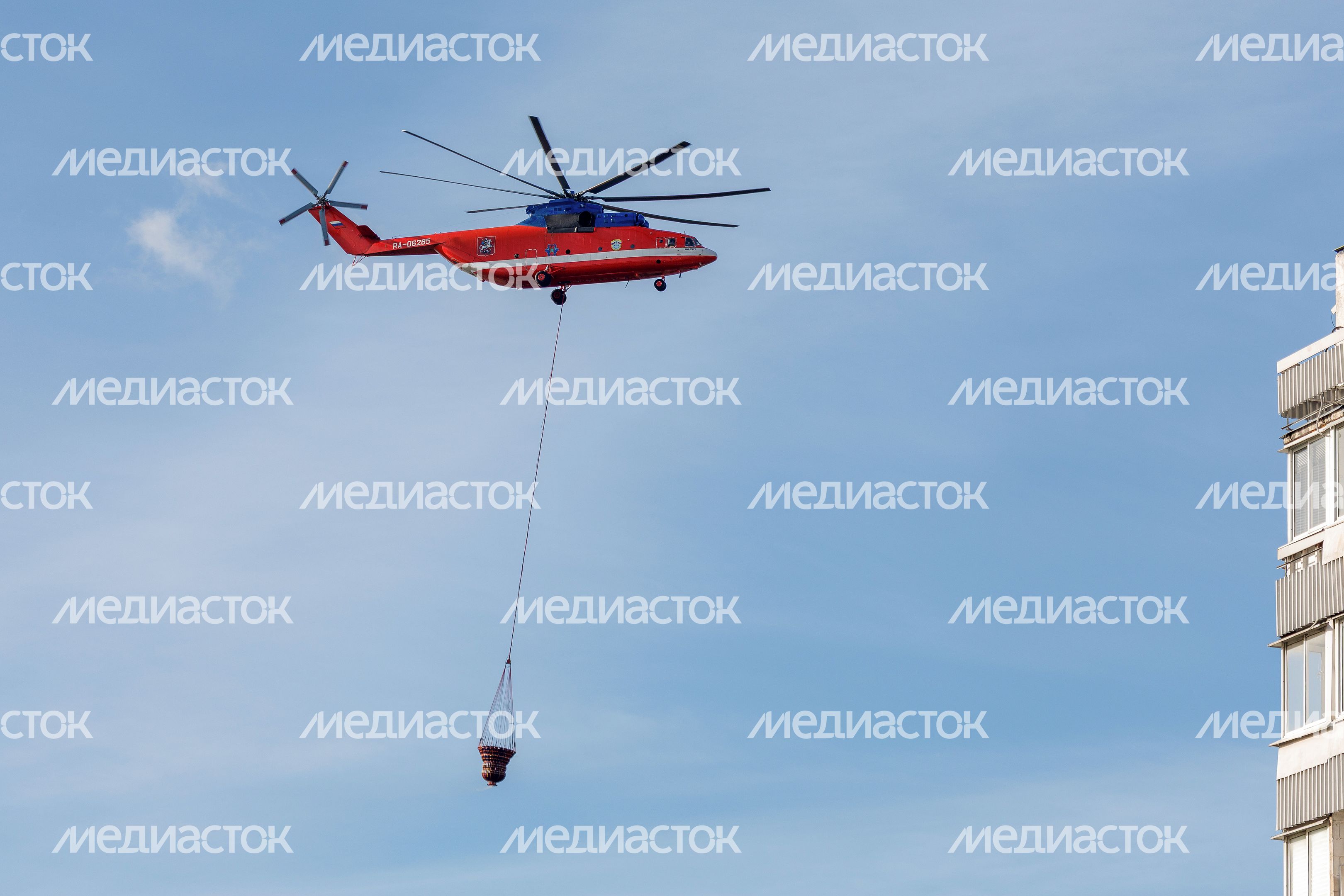 Пожарный вертолет набирает воду в Москве-реке для тушения возгорания Пожарный вертолет набирает воду в Москве-реке для тушения возгорания