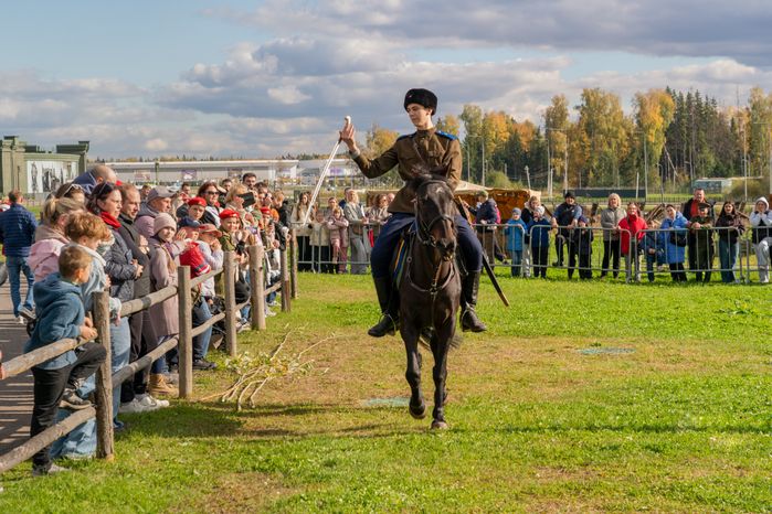 Показательные выступления кавалеристов в Центральном парке «Патриот»