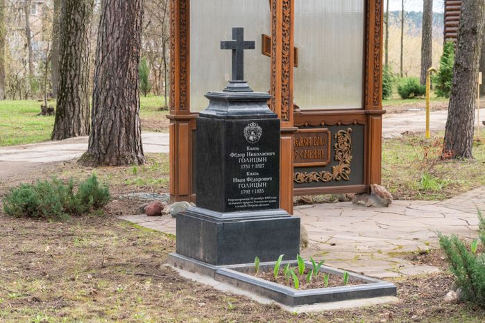 Храм Успения Пресвятой Богородицы в усадьбе Петрово-Дальнее (г. о. Красногорск)
