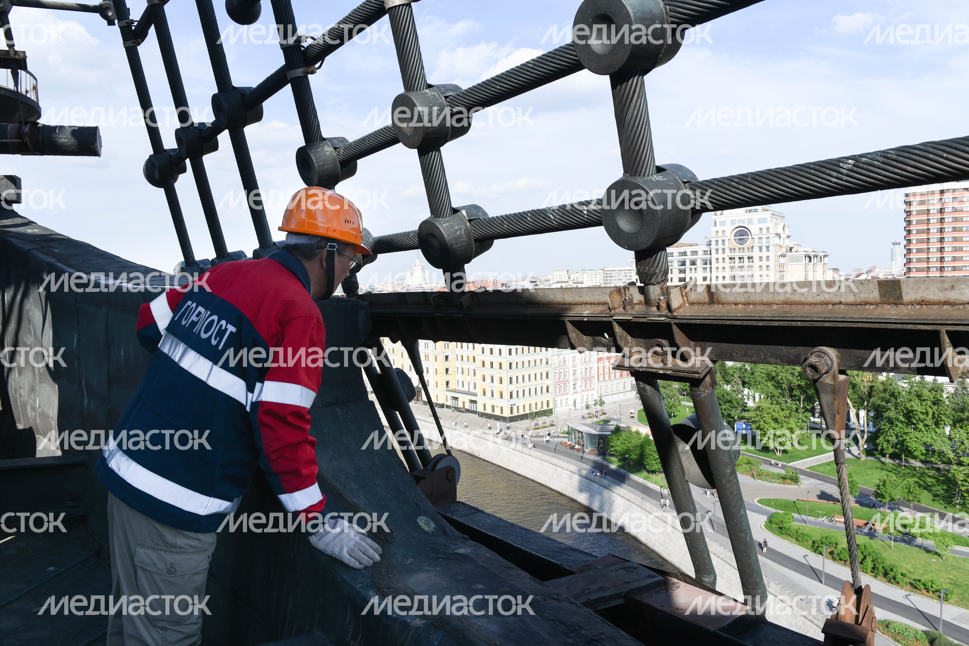 Памятник «В ознаменование 300-летия Российского флота» в Москве, 2 часть