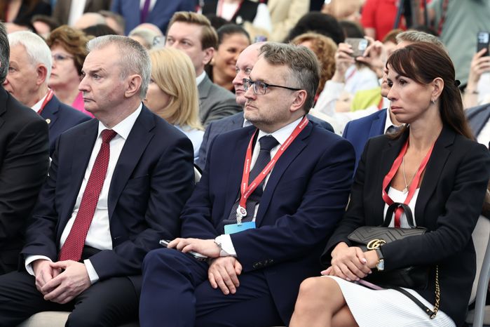 Пленарная сессия форума "Россия и мир: тренды здорового долголетия"