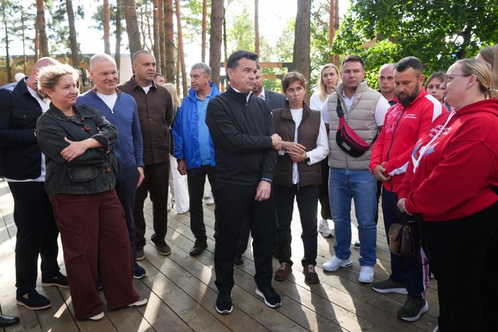 Андрей Воробьев пообщался с тренерами и спортсменами на спортивной базе "Лесная опушка"