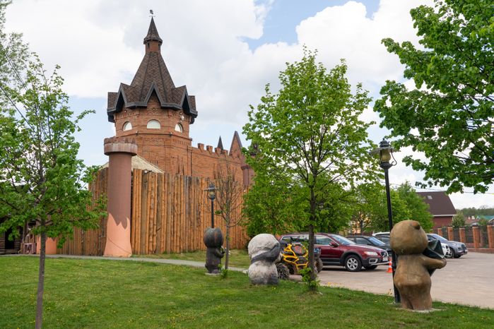 Отдых в домиках-перевертышах в загородном клубе «Лачи»