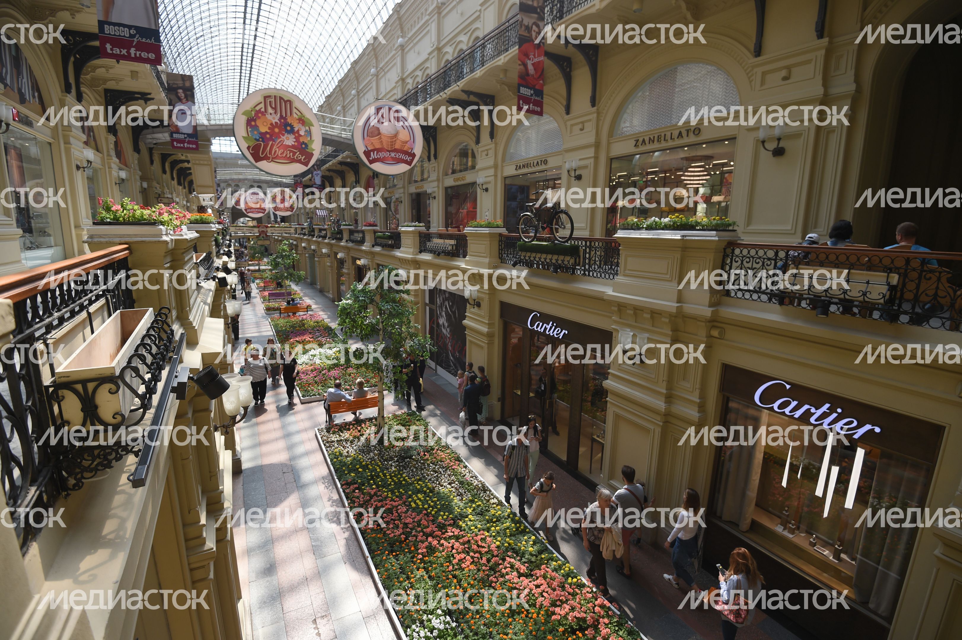 Юбилейный фестиваль цветов в ГУМе в Москве