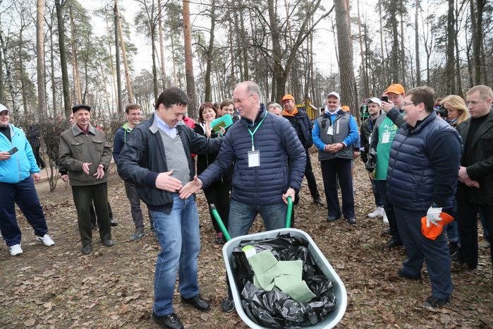 А. Воробьев принял участие в областном субботнике в Раменском районе